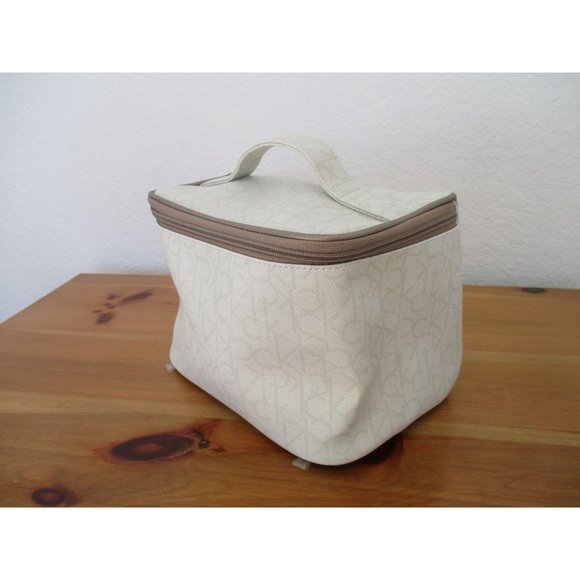 *Calvin Klein Cream Taupe Tan Vinyl Zip Around Train Case Cosmetic Travel Bag - Picture 4 of 11
